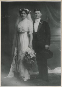 VZ0717_12_muzeum Svatební fotografie Marie Mencikove a Tomase Bati_zdroj_SOkA Zlin, sbirka_fotografii_zlin, obalka c. 2543, por. c. 2
