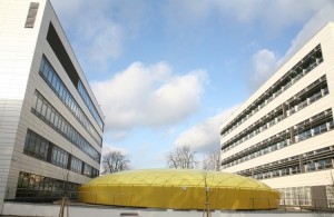 VZ1217_04-05_Nový univerzitní kopmplex, uprostřed kupole střechy hlavního sálu. Foto - UTB